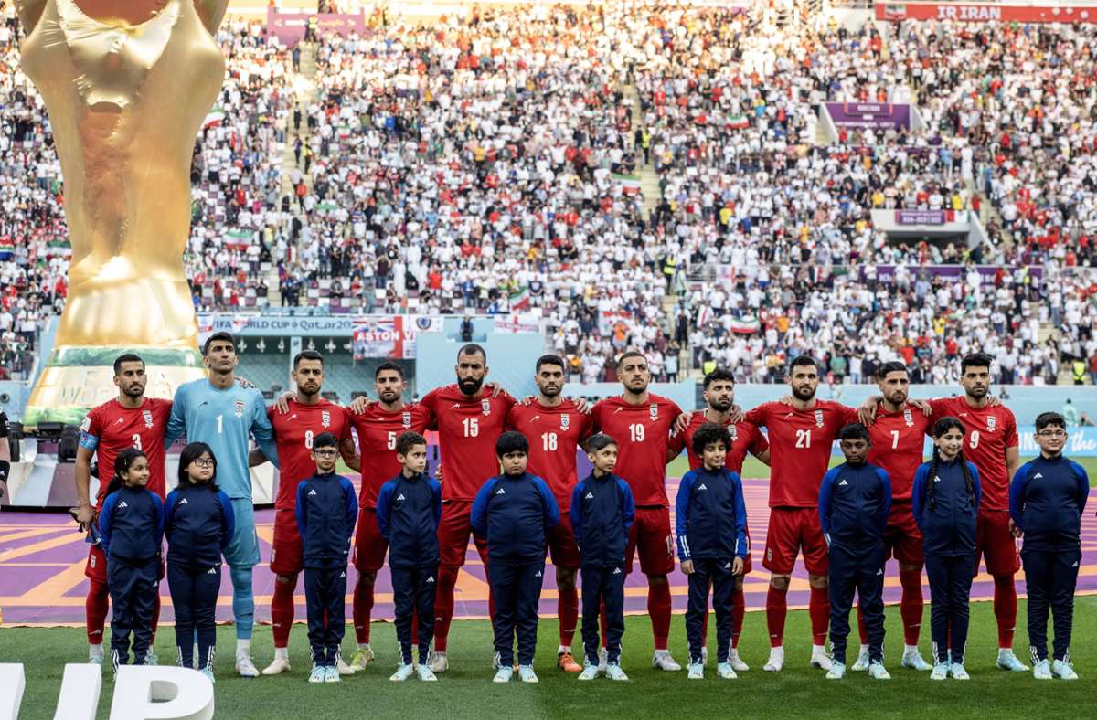 21. November: Irans Mannschaft verzichtet vor dem ersten Gruppenspiel gegen England auf das Singen der Nationalhymne – aus Protest gegen die repressive Regierung in der Heimat.