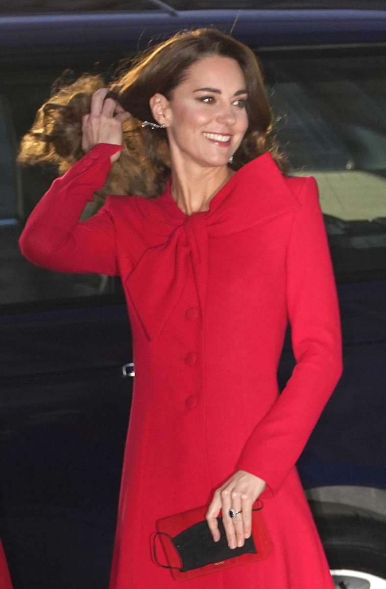 Festlich in Rot: Herzogin Kate trug eines der kleidsamen Mantelkleider ihrer Lieblingsmarke Catherine Walker.