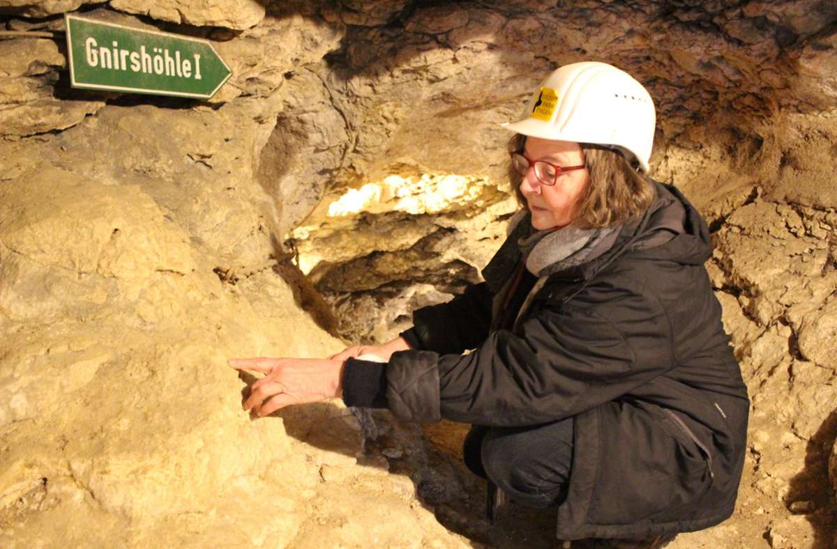 Nach rechts geht es in die erste Höhlenkammer: Susanne Münzel in der Gnirshöhle, dem Fundort eines besonderen Unterkiefers