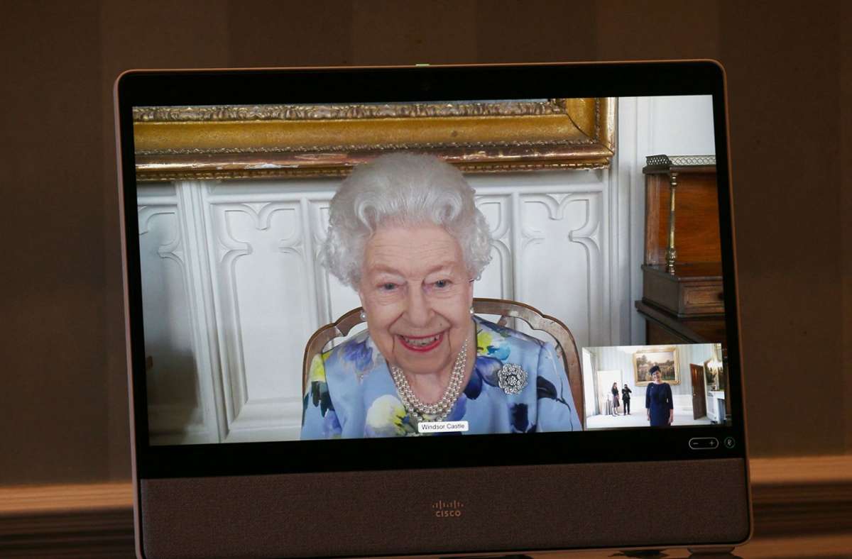 Freundlich lächelnd und in einem fröhlichen Blumenkleid: Queen Elizabeth II. bei einer Videoaudienz. Foto: AFP/YUI MOK