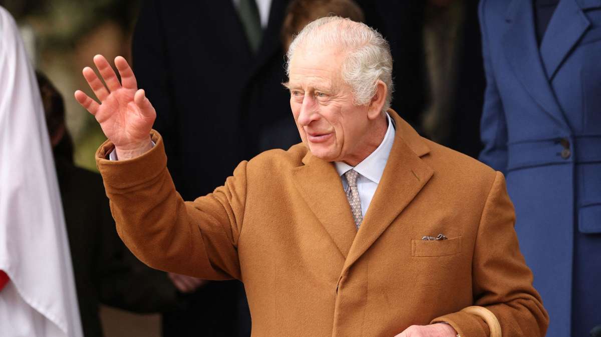 Nach dem Gottesdienst: König Charles III winkt.