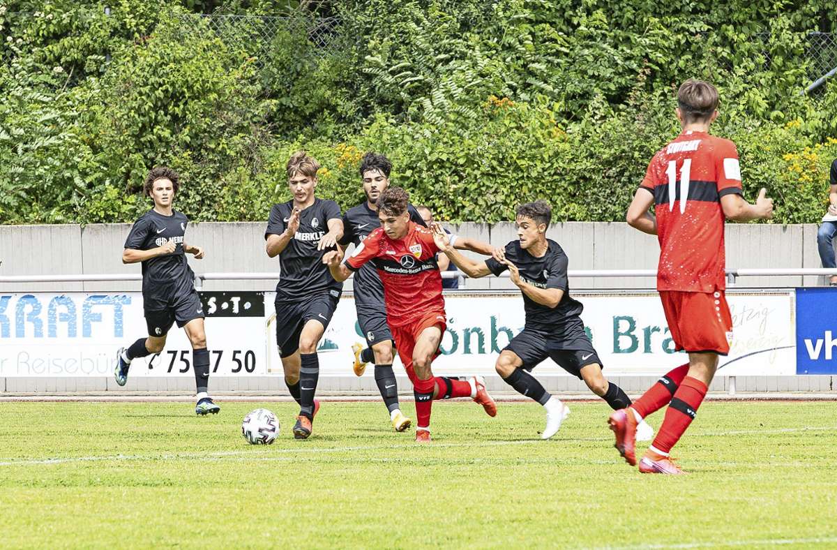 Fußball in Holzgerlingen: U19 des VfB Stuttgart geht gegen den SC Freiburg baden