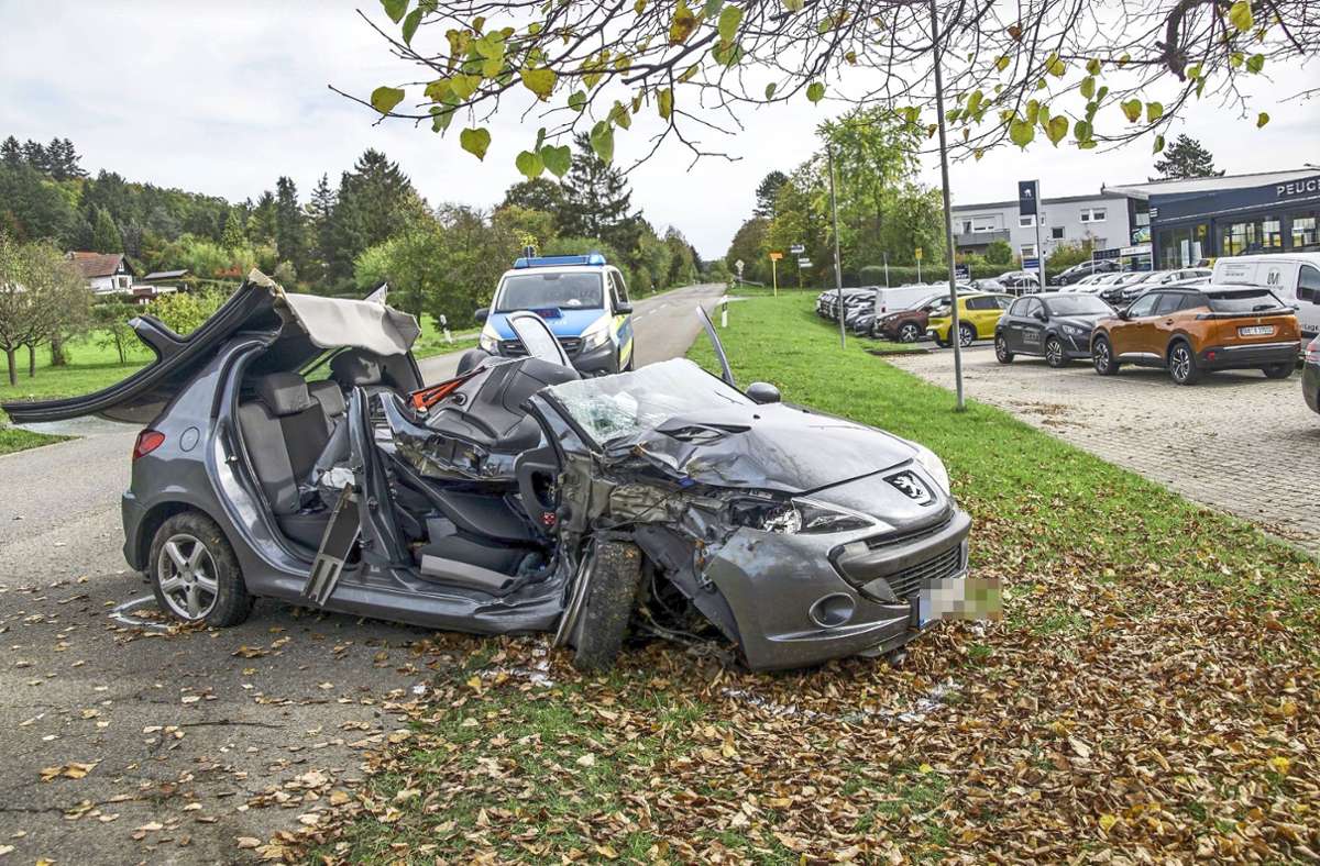 Unfall in Magstadt: Peugeot prallt gegen Baum