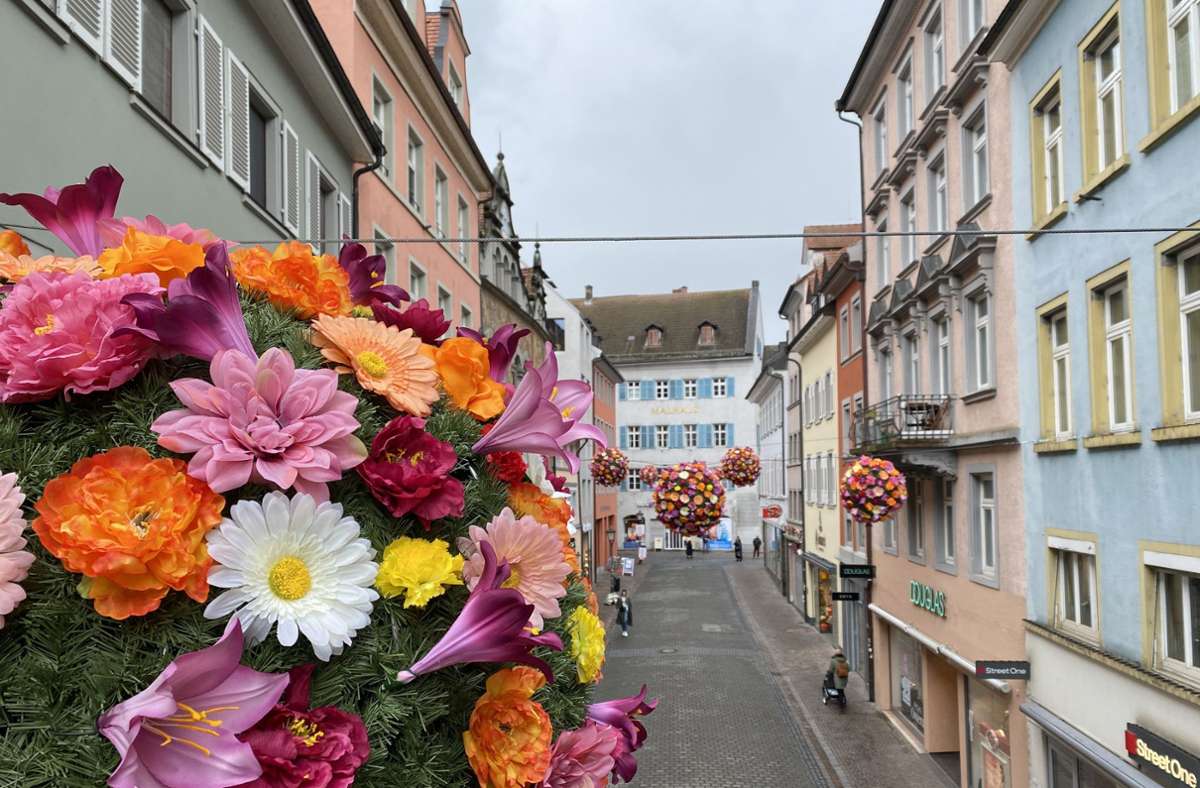 Etwaige Ähnlichkeiten mit dem Coronavirus sind rein zufällig: Blumenschmuck wie hier in Konstanz soll die Innenstädte verschönern und Kunden nach dem Ende des Lockdowns wieder  anlocken. Foto: Marketing und Tourismus Konstanz/privat