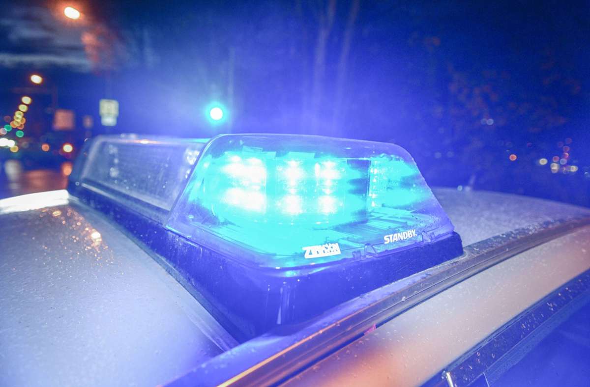 Karlsruhe: Frau nach Frontalzusammenstoß in Auto eingeklemmt