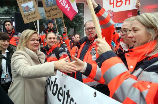 Bundesinnenministerin Nancy Faeser (SPD) begrüßt demonstrierende Gewerkschafter am Verhandlungsort in Potsdam. Foto: dpa/Wolfgang Kumm