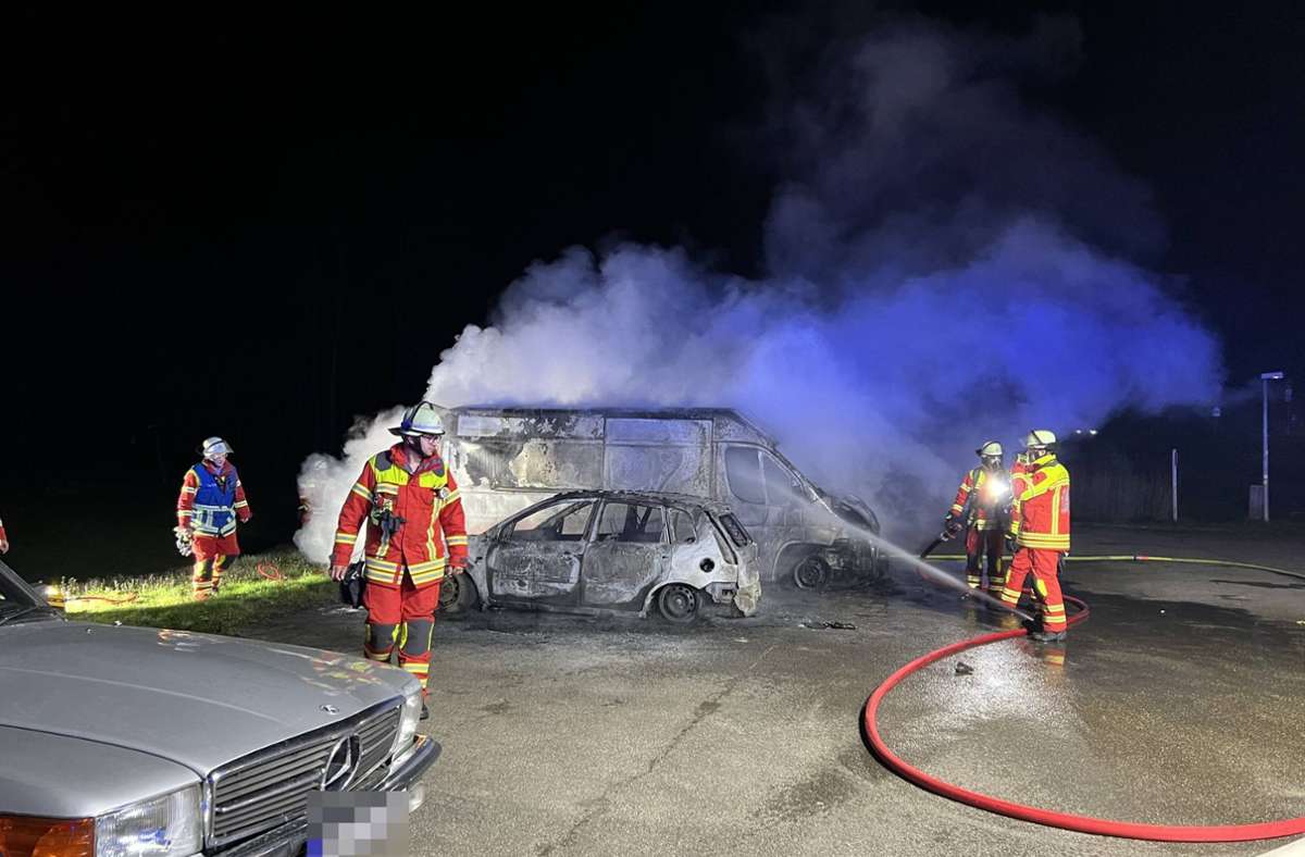 Zwei Autos waren auf einem Parkplatz an einer Landstraße in Brand geraten.