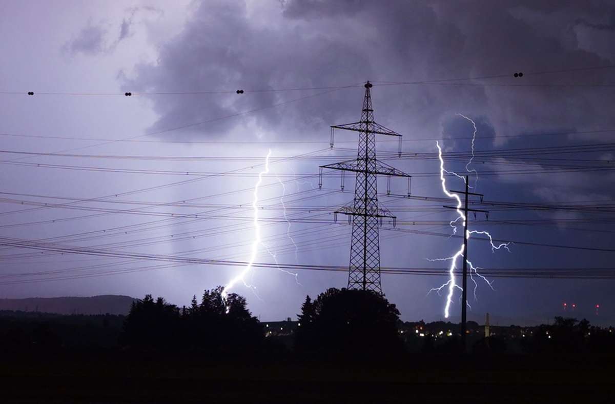 Blitze über Stuttgart in der Nacht auf Freitag – die Unwetterwarnungen reißen nicht ab. In der Region war besonders Ludwigsburg betroffen.