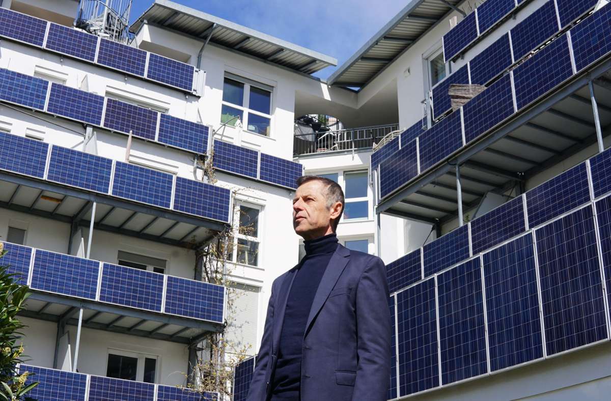 Architekt Wolfgang Frey (62) vor dem energieeffizienten „Green House“ in Freiburg im Breisgau.