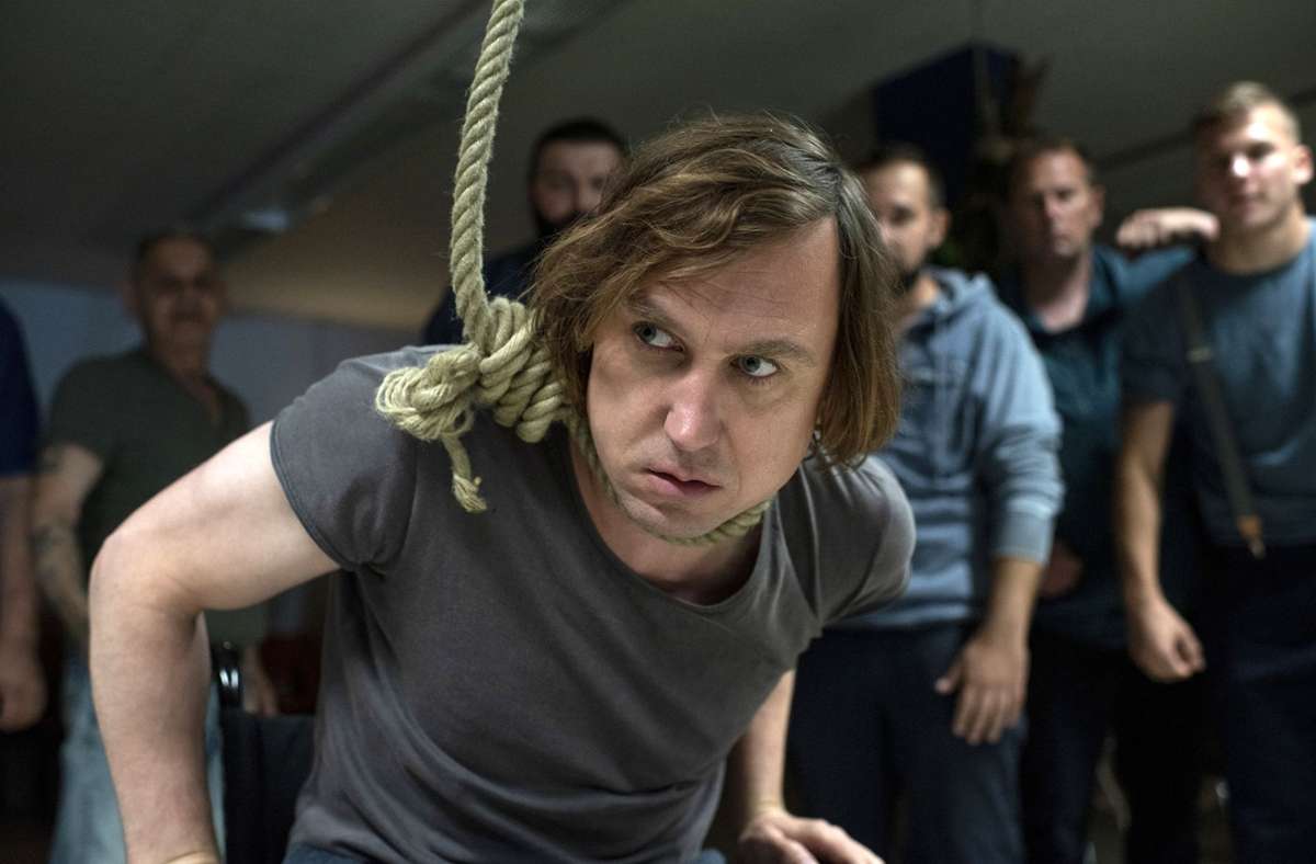 In der Gefängnis-Theater-AG brilliert der Serienmörder Kai Korthals (Lars Eidinger) als  Schillers Räuberhauptmann und deklamiert: „Es gibt keinen Platz für mich auf dieser Welt“.