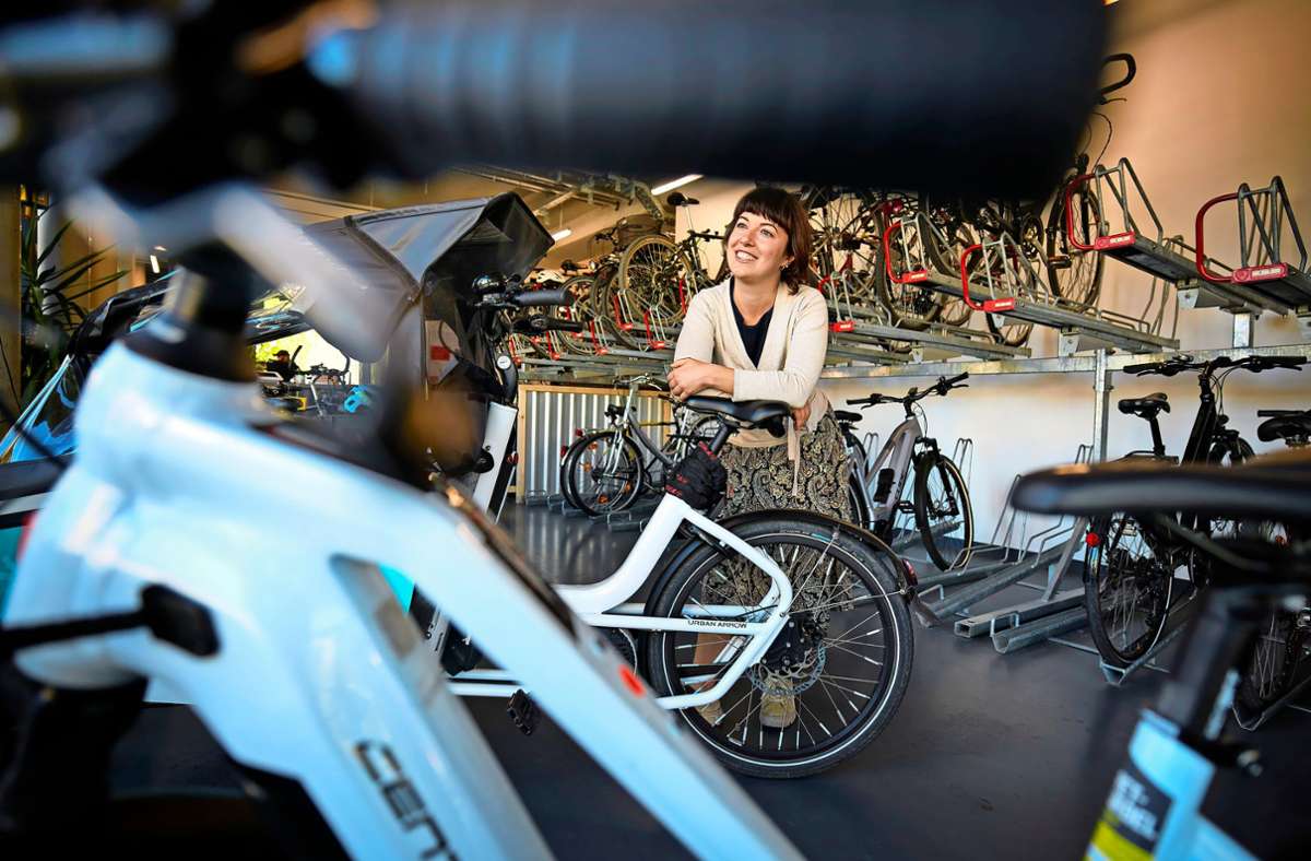 Julia Dickow  von der Stabsstelle Radmobilität  mit einem der LastenräderFoto: Gottfried Stoppel