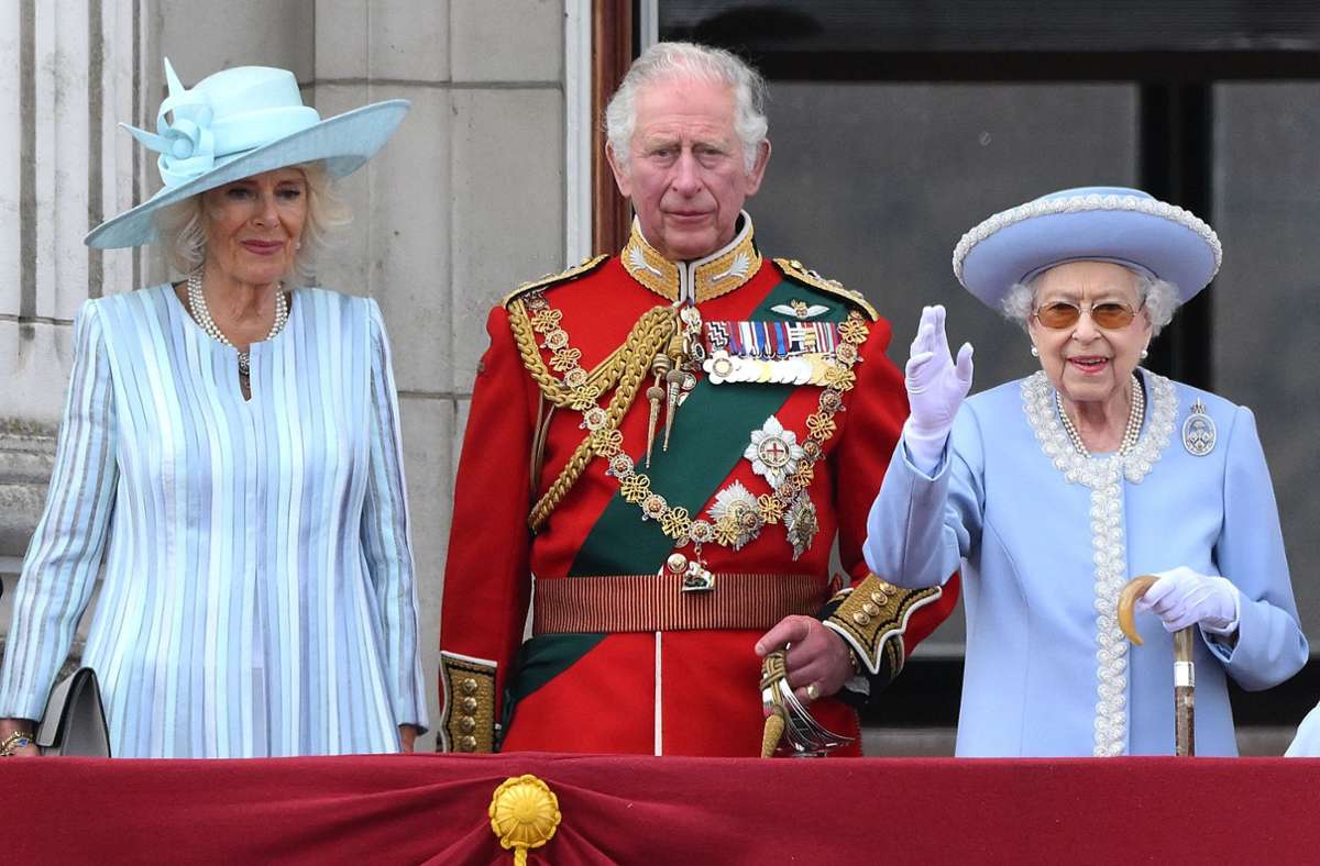 Queen Elizabeth II. zeigt sich gemeinsam mit ihrem Sohn Prinz Charles und Herzogin Camilla auf dem Balkon des Buckingham Palasts.