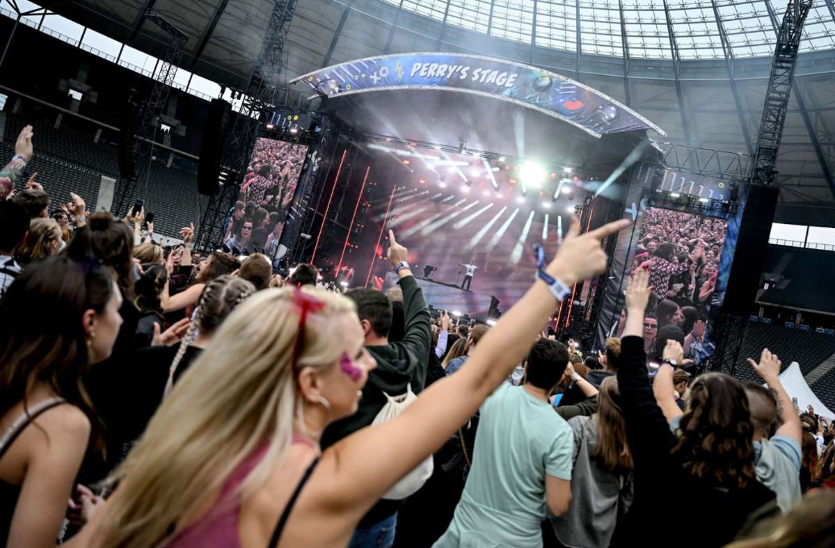 Menschen feiern beim Lollapalooza Festival am Berliner Olympiastadion.