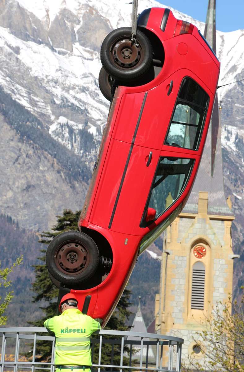 Millimeterarbeit: Der VW-Golf wurde in Bad Ragaz für die Skulpturen-Ausstellung mit einem Kran in den drei Meter hohen Stahlkorb gewuchtet.