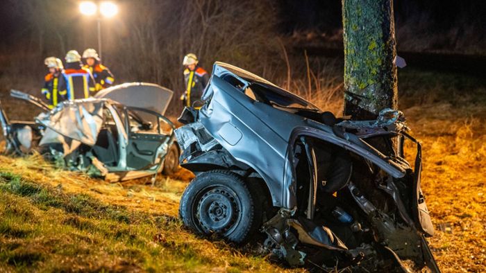 Baden-Württemberg: 18-Jähriger kracht mit Auto gegen Baum – Fahrzeug bricht entzwei