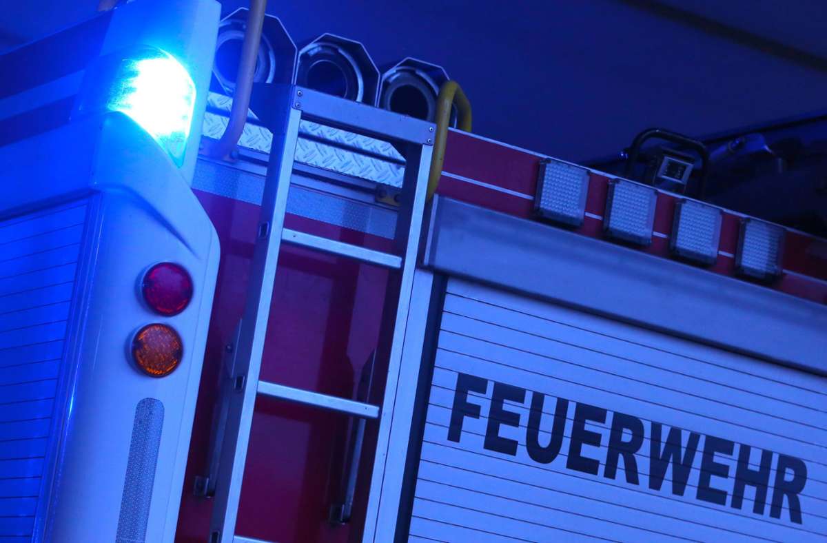 Brand im Kreis Biberach: Zwei Feuerwehrleute bei Löscharbeiten verletzt