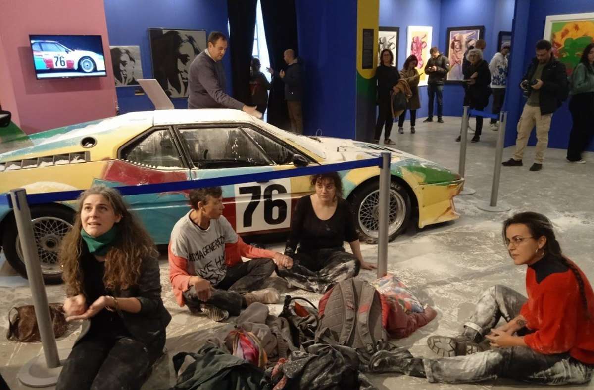Letzte Generation: Klima-Aktivistinnen schütten Mehl auf Andy-Warhol-Auto in Mailand