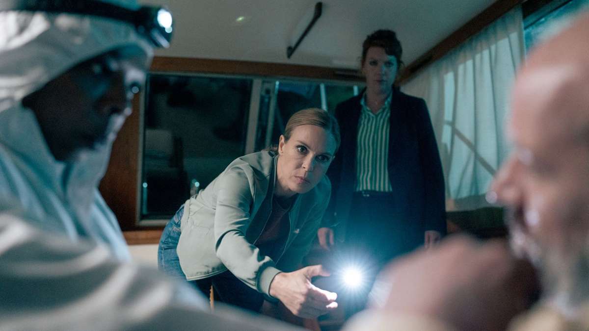 Es bleibt nicht bei einem Mord:  Maria (Dela Dabulamanzi, l.), Katrin König (Anneke Kim Sarnau, M.) und Melly Böwe (Lina Beckmann, r.) am Tatort (m., Holger Daemgen).