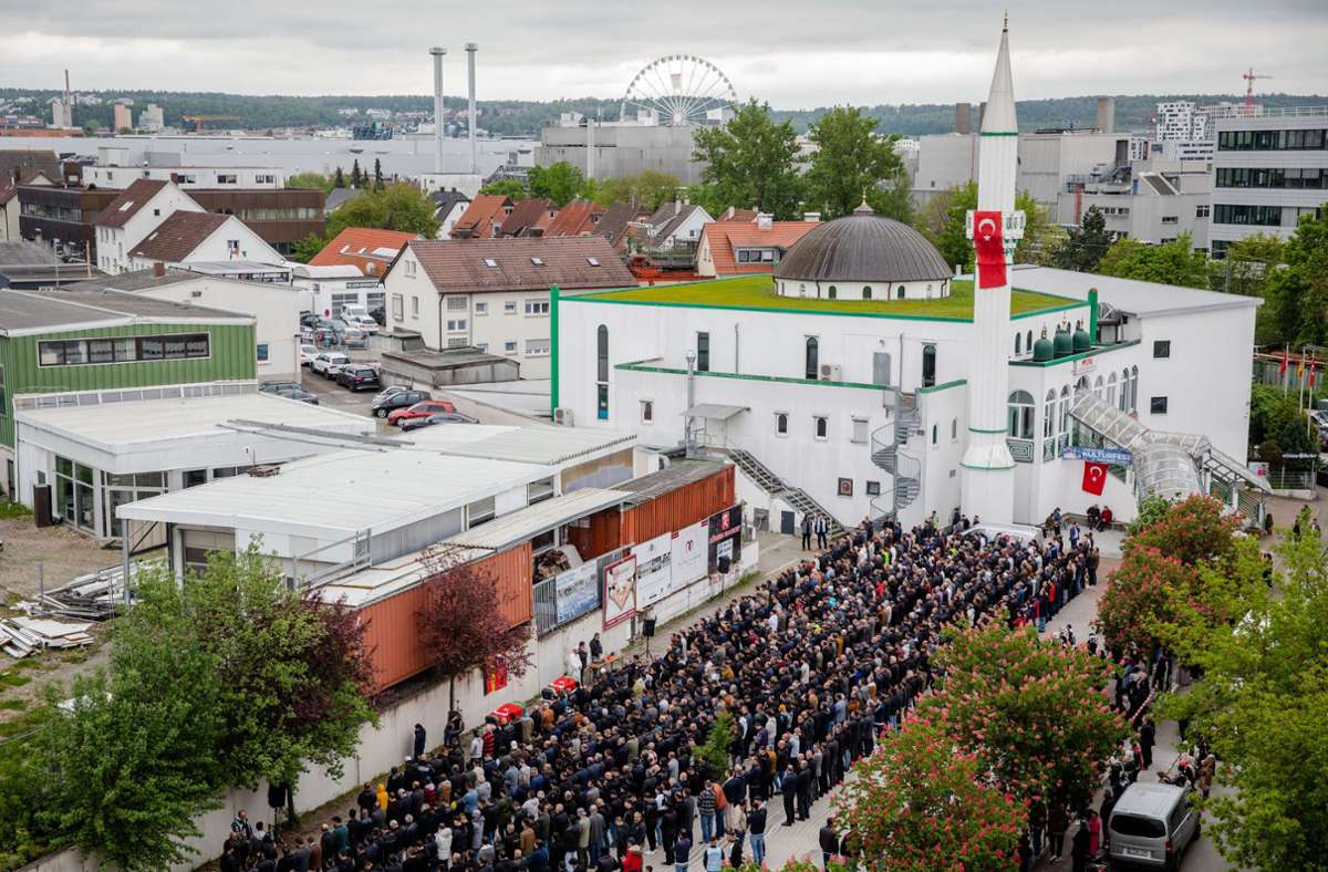 Viele Menschen kommen am Samstag zum Trauergebet in der Sindelfinger Moschee.