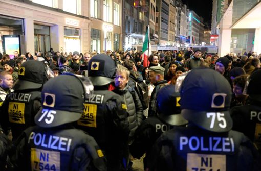 Die Polizei stoppt Demonstranten in Leipzig. Foto: dpa/Sebastian Willnow