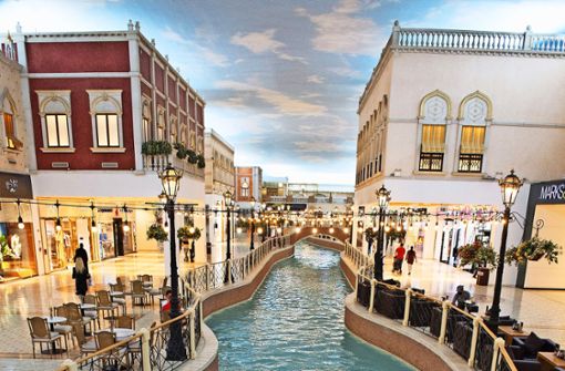 Erinnert   an Venedig: die Villaggio Mall  in Katar. Hier kann man mit der  Gondel unterwegs  sein. Foto: Helge Bendl