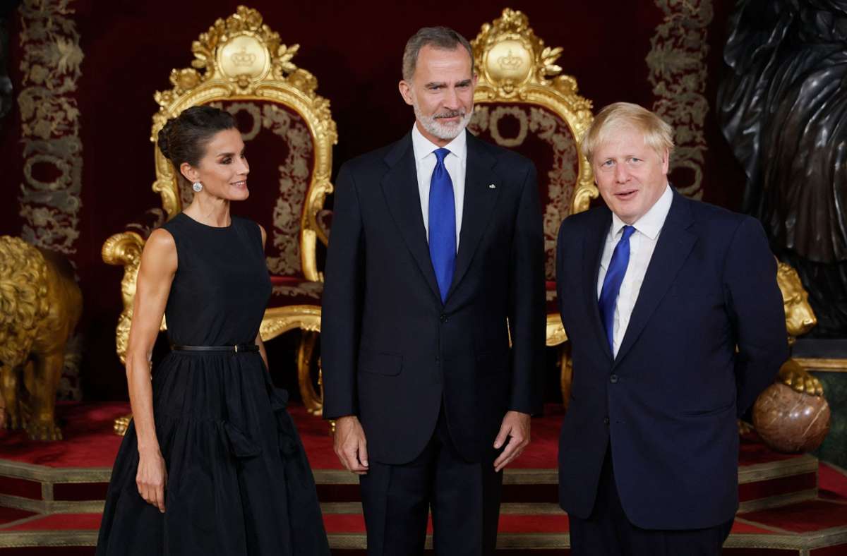 Letizia, Königin von Spanien, und ihr Gemahl König Felipe VI. posieren gemeinsam mit Premierminister Boris Johnson vom Vereinigten Königreich für ein Foto.