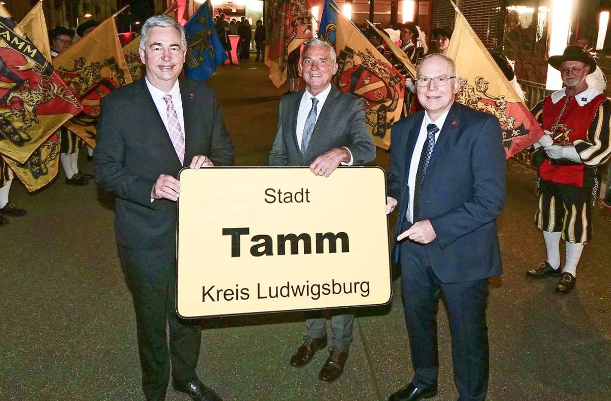 Und der Landesinnenminister kam wider Erwarten doch: Thomas Strobl (Mitte) mit dem Landrat von Ludwigsburg Dietmar Allgaier (links) und dem Bürgermeister von Tamm Martin Bernhard.