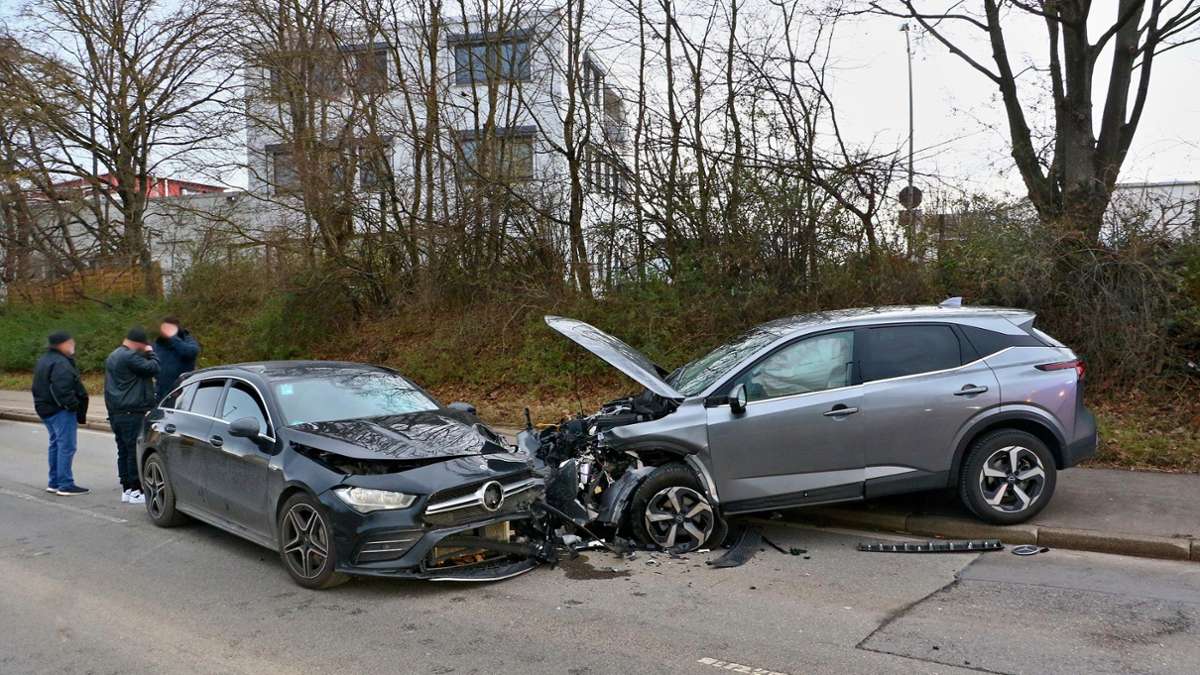 Crash in Ditzingen: In der Gerlinger Straße gerät ein AMG-Mercedes in den Gegenverkehr.