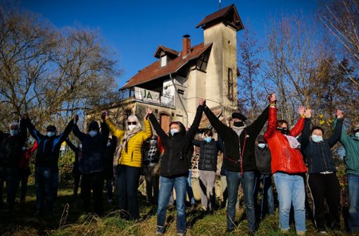 Power für den Tower: Eine Menschenkette um das denkmalgeschützte Kraftwerk mit dem gestutzten Leuchtturm demonstriert für das  Projekt von Jürgen Stumpfhaus.Foto: privat Foto:  