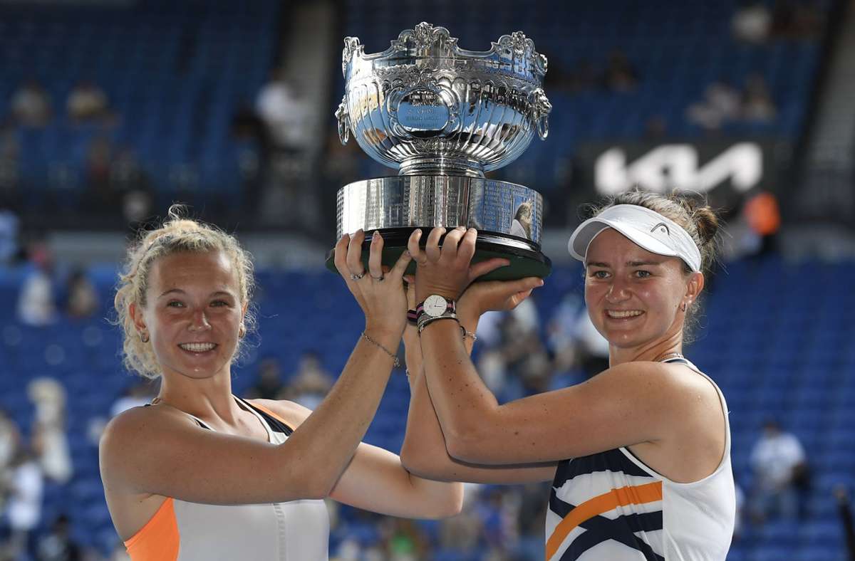 Das ist das Ding: Katerina Siniakova (links) und Barbora Krejcikova zeigen stolz ihre Trophäe. Foto: dpa/Andy Brownbill