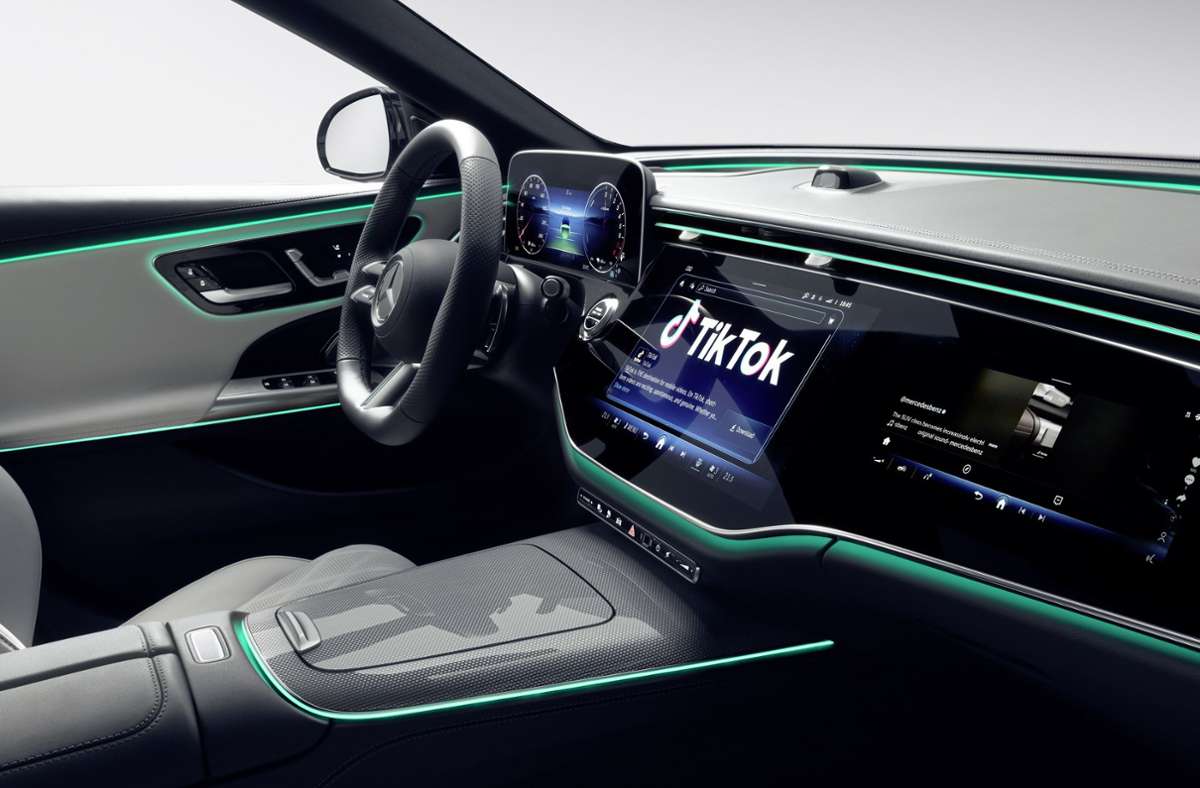 Auf dem großen Display in der Mitte können im Mercedes künftig auch Entertainment-Inhalte laufen – jedoch nur, so lange das Auto nicht fährt. Foto: Mercedes-Benz AG