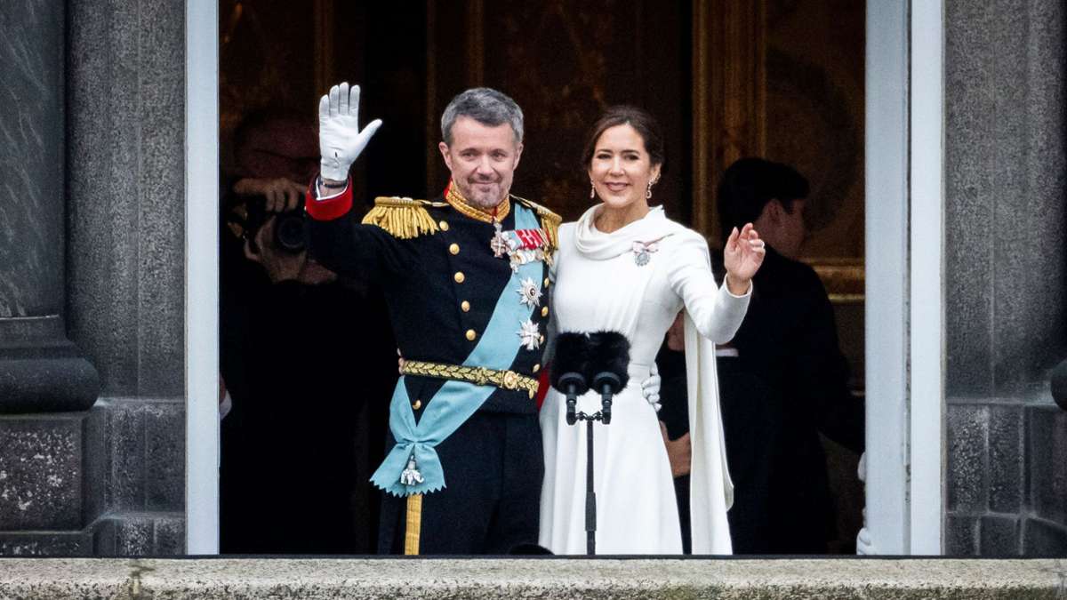 In einem schneeweißen Winterkleid mit elegantem Schalkragen zeigte sich die neue Königin Mary mit König Frederik X. auf dem Balkon von Schloss Christiansborg.