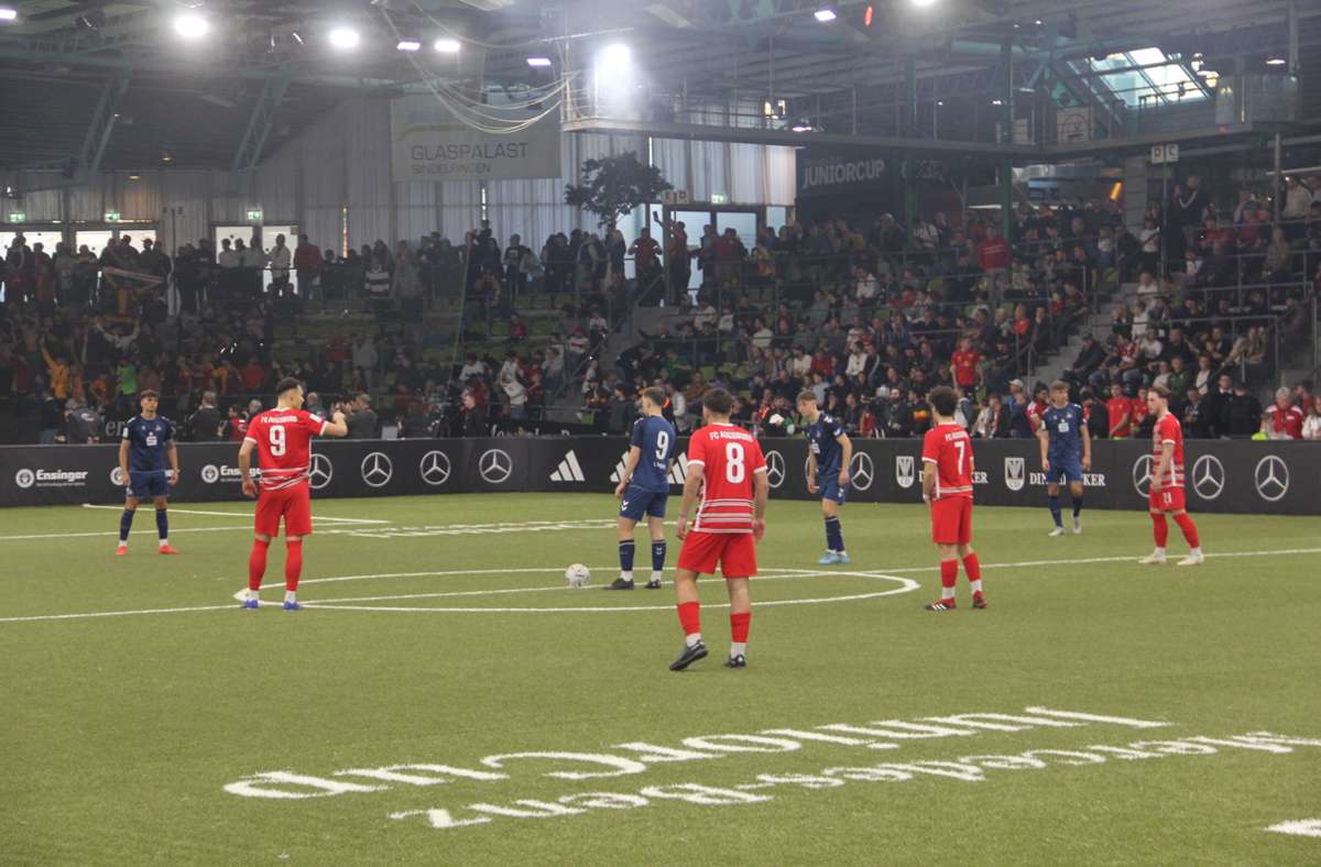 Die A-Junioren-Fußballer des  1. FC Köln (in Blau) trennen sich im Sindelfinger Glaspalast mit  2:2 Toren vom FC Augsburg. Foto: Hinrichsen