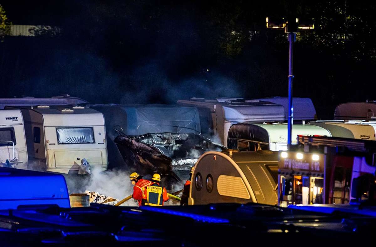 Kreis Ludwigsburg: Mehrere Wohnwagen auf Parkplatz ausgebrannt – 150 000 Euro Schaden