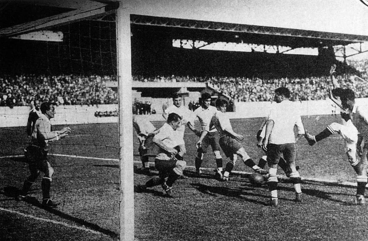 Bei der ersten WM 1930 kam Argentinien ins Finale. In Montevideo setzte es gegen Gastgeber Uruguay jedoch eine 2:4-Niederlage.