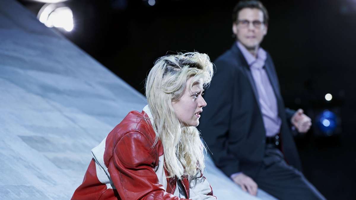 Verhören die Vergangenheit: Libby (Camille Dombrowsky) und Adib (Felix Strobel) in Sobols „Der große Wind der Zeit“ im Schauspielhaus Stuttgart