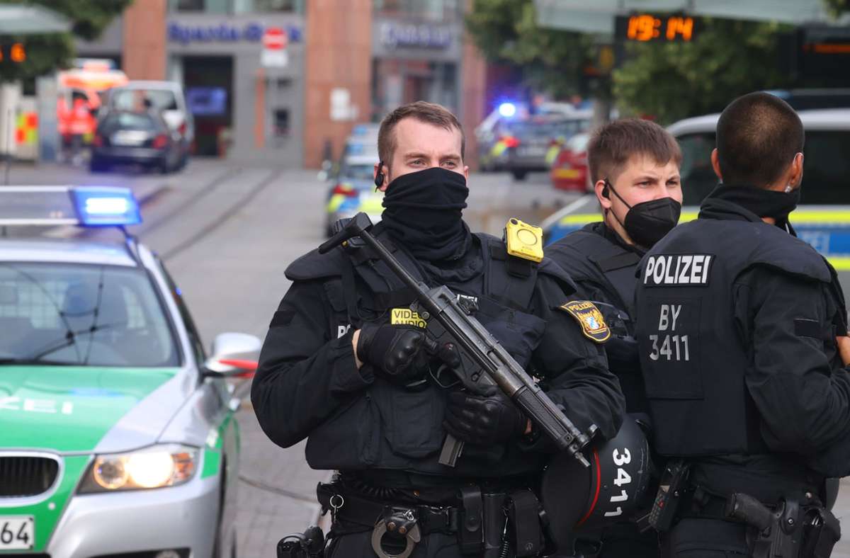 Polizisten sichern die Würzburger Innenstadt ab.