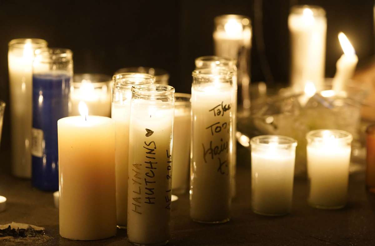 Mit Kerzen wird an die getötete Filmfrau Halyna Hutchins erinnert. Foto: dpa/Chris Pizzello