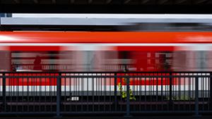 12-Jähriger  spielt mit Handy und wird  von S-Bahn angefahren