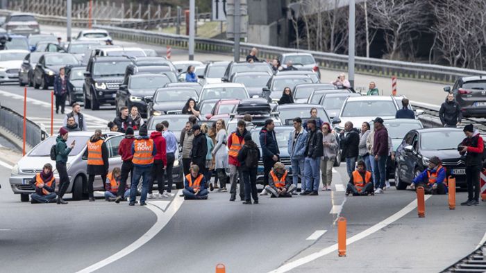 Klimaaktivisten kleben sich  auf Autobahn fest – Handgemenge