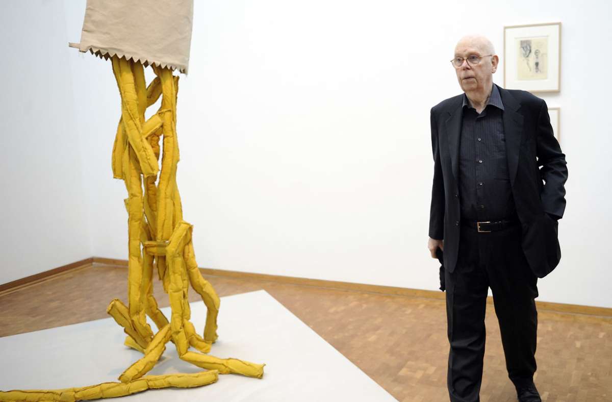 Claes Oldenburg mit seiner Pommes-frites-Skulptur „Shoestring Potatoes, Spilling from a Bag, 1966“. Der Künstler ist am Montag in New York gestorben.