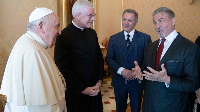 Sylvester Stallone täuscht Faustkampf mit Papst an