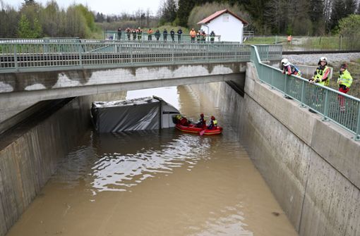 Nach einem Starkregen ist das Wasser auf einer Bundesstraße in Oberbayern in einer Unterführung auf bis zu acht Metern angestiegen. Foto: dpa/Angelika Warmuth
