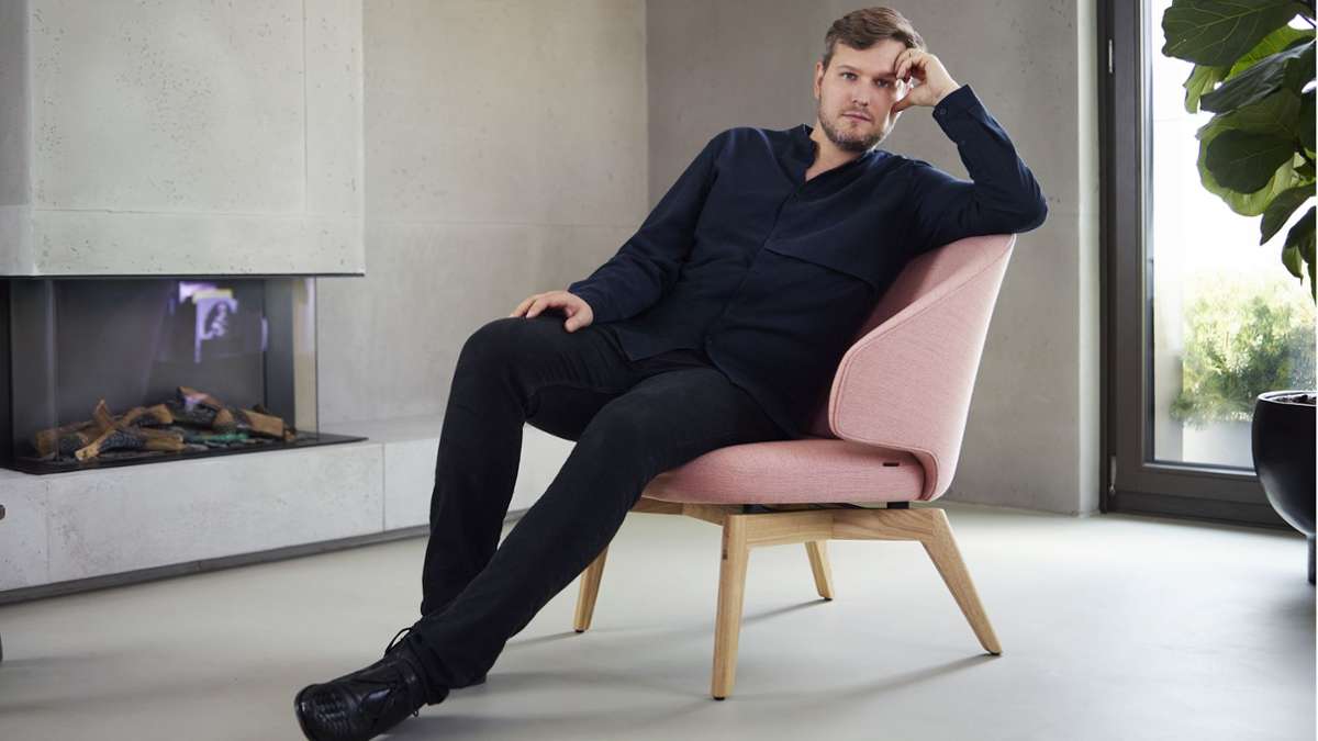 Sebastian Herkner, auf seinem für die dänische Traditionsfirma Fritz Hansen entworfenen Sessel, ist Juror auf der Blickfang Designmesse Stuttgart.