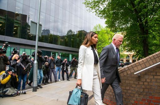 Boris Becker mit Lebensgefährtin Lilian de Carvalho Monteiro auf dem Weg zum Gerichtstermin Foto: dpa/Tayfun Salci
