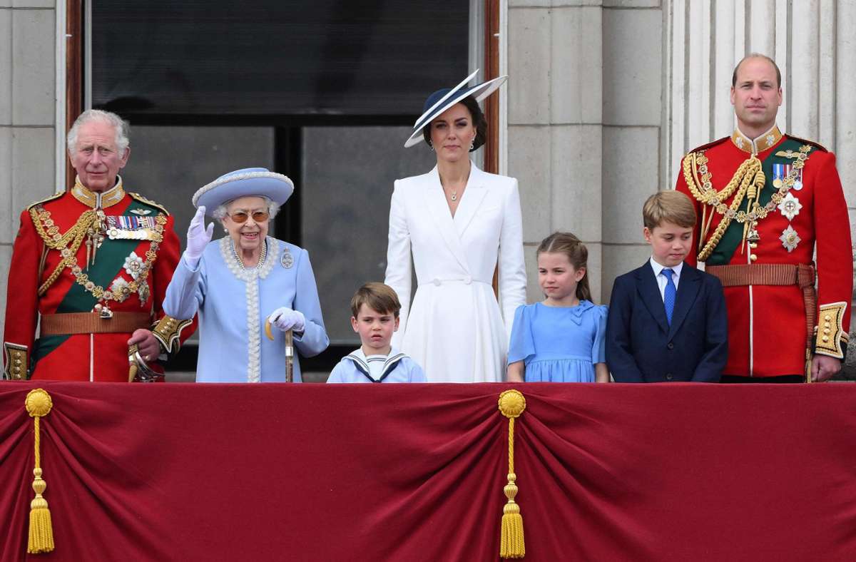 Die britische Königin Elizabeth II. grüßt ihre Untertanen, links neben ihr der Thronfolger Charles, rechts außen ihr Enkel William mit seinem Sohn George, dazwischen  Prinz Luis und Prinzessin Charlotte mit ihrer Mutter Herzogin Kate.