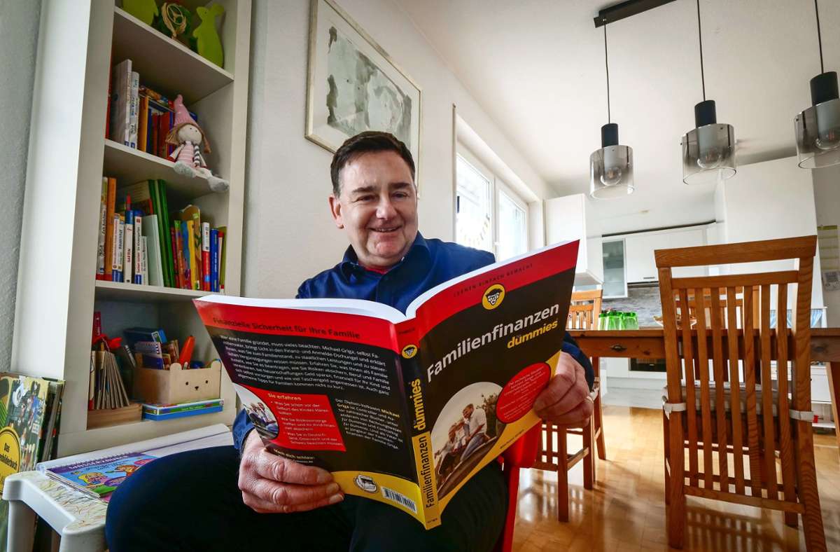 Michael Griga mit seinem Buch „Familienfinanzen für Dummies“. Foto: Simon Granville