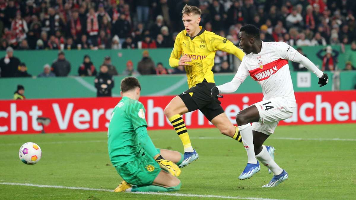 Silas Katompa erzielt das 2:0 für den VfB Stuttgart im Pokalspiel gegen Borussia Dortmund.