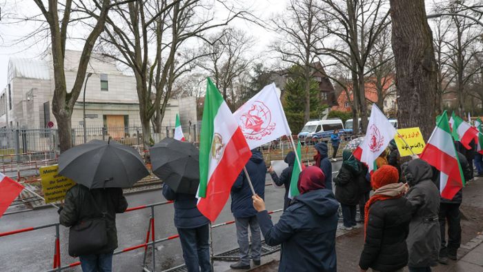 Proteste vor iranischer Botschaft in Berlin