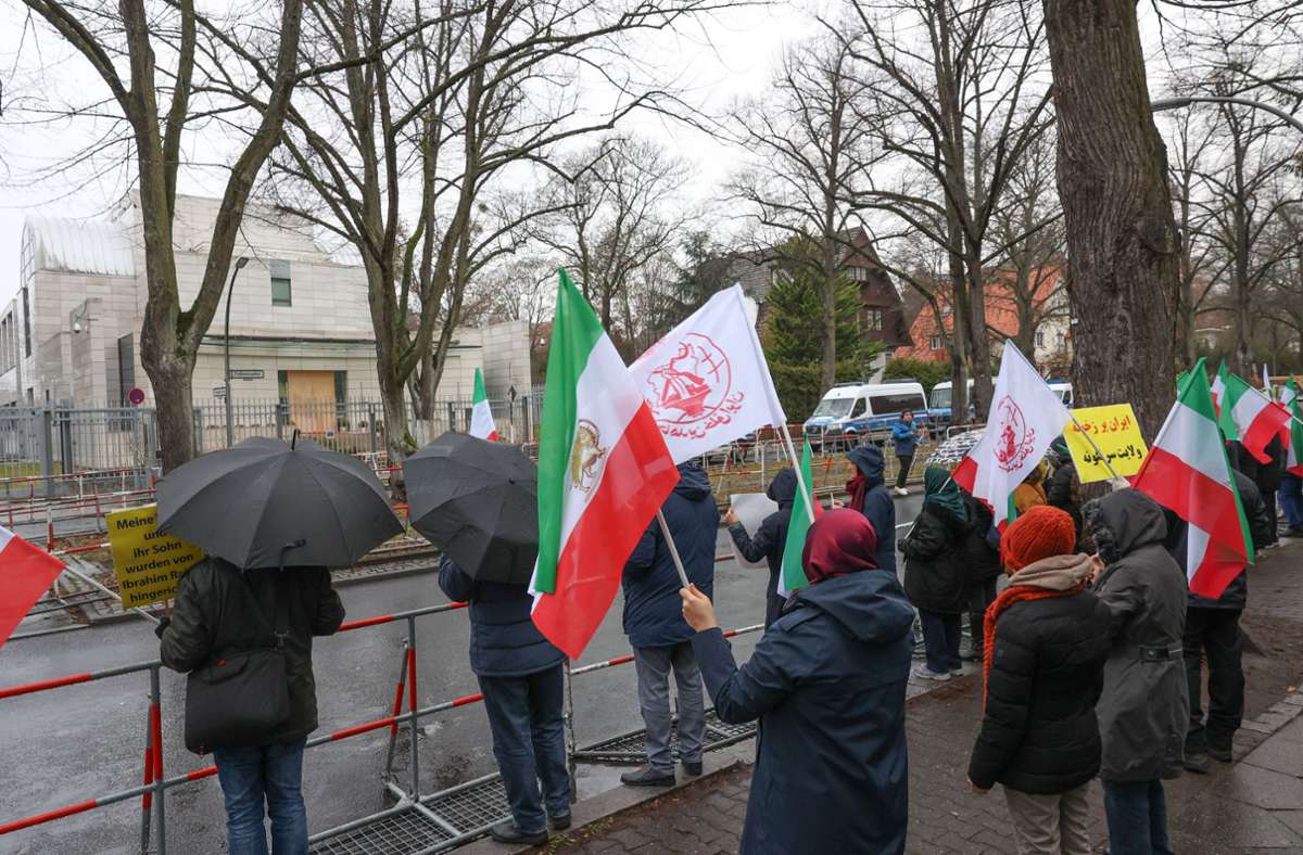 Hinrichtung im Iran: Proteste vor iranischer Botschaft in Berlin